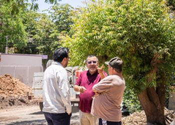 Juan de Dios Gámez visita colonia Emiliano Zapata donde se pavimentan dos calles más