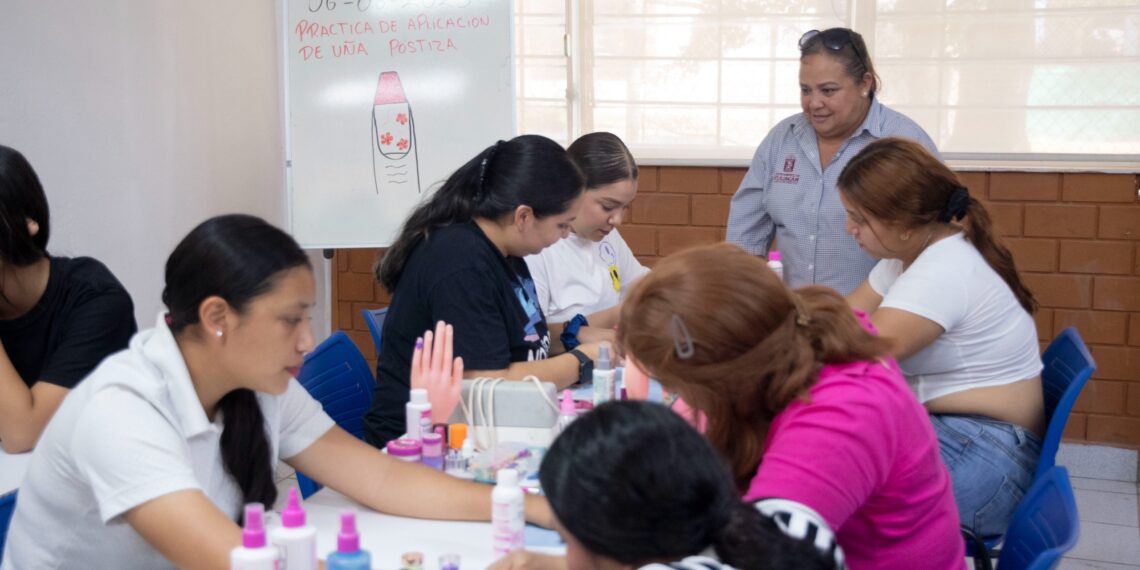 Avanzan con entusiasmo los cursos gratuitos de Aplicación de Uñas Postizas en Aguaruto