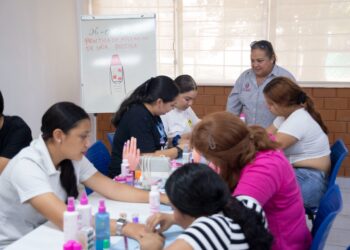 Avanzan con entusiasmo los cursos gratuitos de Aplicación de Uñas Postizas en Aguaruto