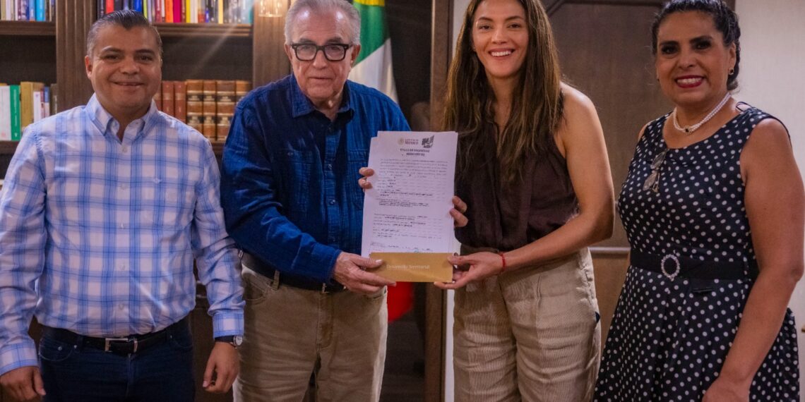 Entrega Gobernador Rocha título que da certeza jurídica a propiedad familiar de María del Rosario Espinoza en La Brecha, Guasave