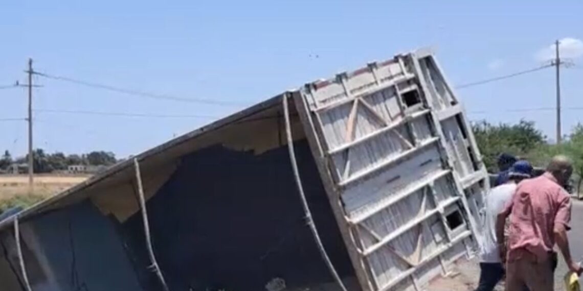 Tractor cae a canal tras perder el control en Compuertas, Ahome