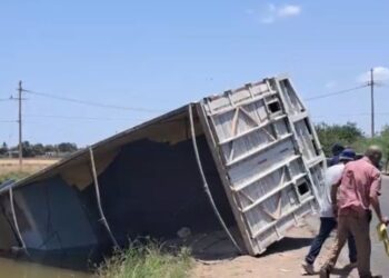 Tractor cae a canal tras perder el control en Compuertas, Ahome