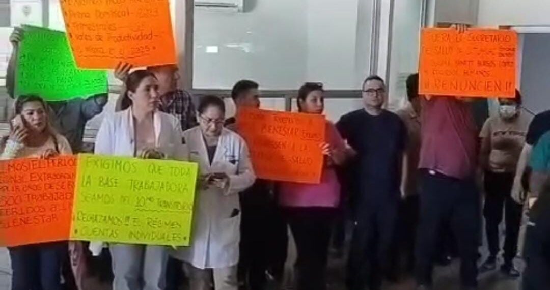 Personal del Hospital General de Los Mochis se manifiesta a las afueras de las instalaciones