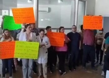 Personal del Hospital General de Los Mochis se manifiesta a las afueras de las instalaciones