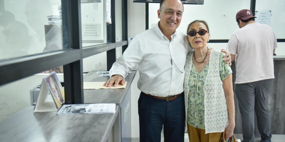 Acompaña Antonio Menéndez a su mamá María Luisa a pagar el predial