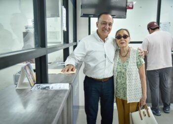 Acompaña Antonio Menéndez a su mamá María Luisa a pagar el predial