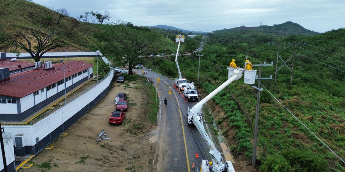 CFE restablece 51% del servicio eléctrico afectado por el paso de “Erick”