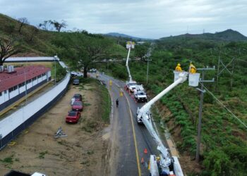 CFE restablece 51% del servicio eléctrico afectado por el paso de “Erick”