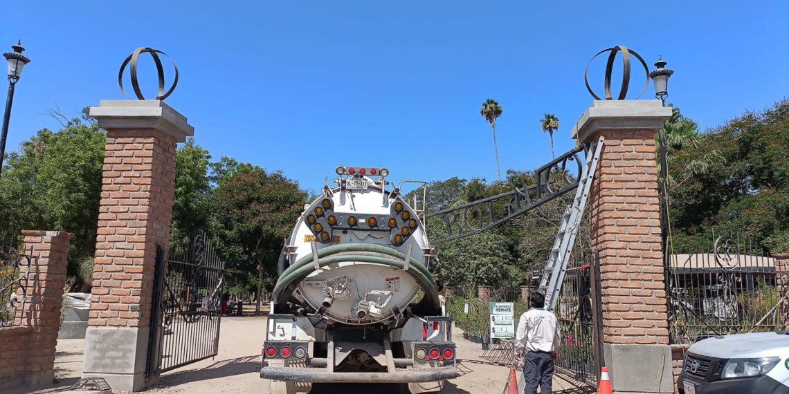 Vactor derriba letrero en entrada del Parque Sinaloa