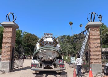 Vactor  derriba letrero en entrada del Parque Sinaloa