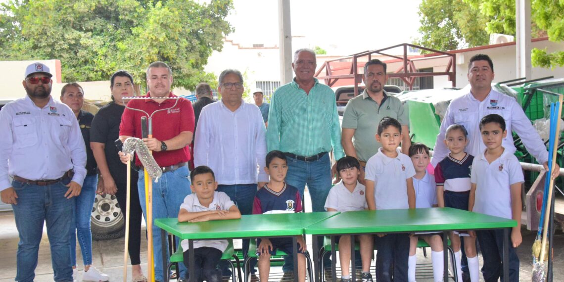 Alcalde Gildardo Leyva refuerza su compromiso con la educación en la sindicatura de Mochicahui.