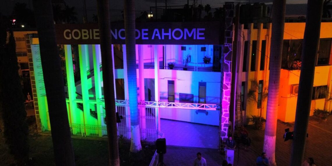 Edificio del Ayuntamiento se ilumina de colores en apoyo a la comunidad LGBTIQ+