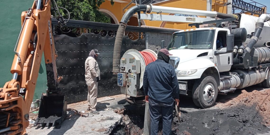 Realizan reparación de atarjea en el callejón Narciso Mendoza, Los Mochis