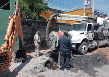 Realizan reparación de atarjea en el callejón Narciso Mendoza, Los Mochis