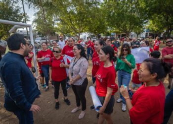 A petición de niños y madres, Juan de Dios Gámez se compromete a construir otra cancha de pasto sintético