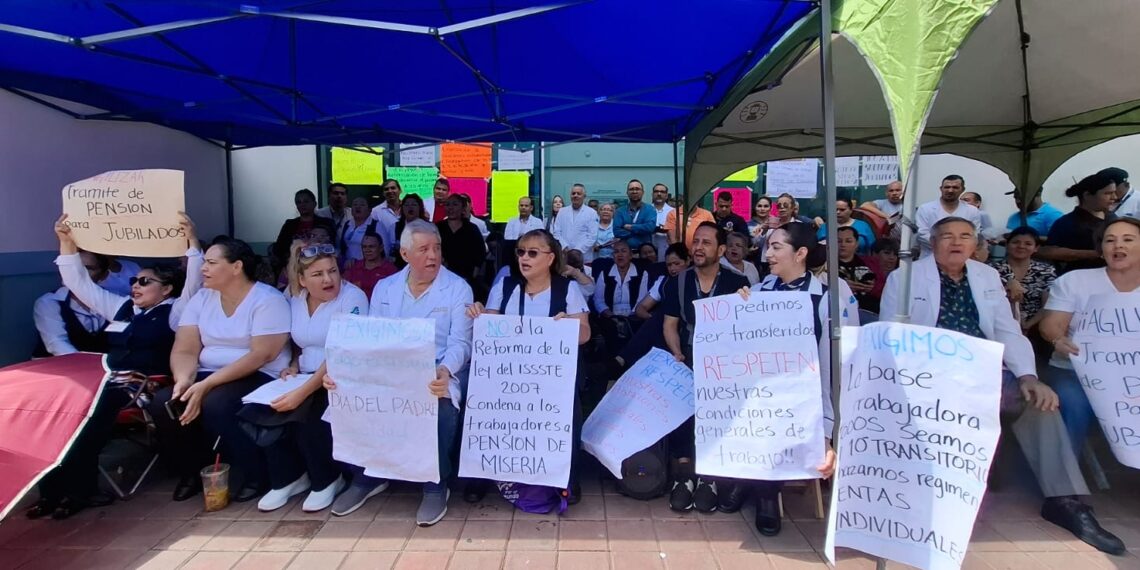 Persisten protestas en Centro de Salud Urbano de Culiacán; trabajadores denuncian hostigamiento y engaños