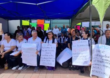 Persisten protestas en Centro de Salud Urbano de Culiacán; trabajadores denuncian hostigamiento y engaños
