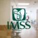 IMSS aclara imágenes de pacientes en el piso y asegura que la clínica opera con normalidad