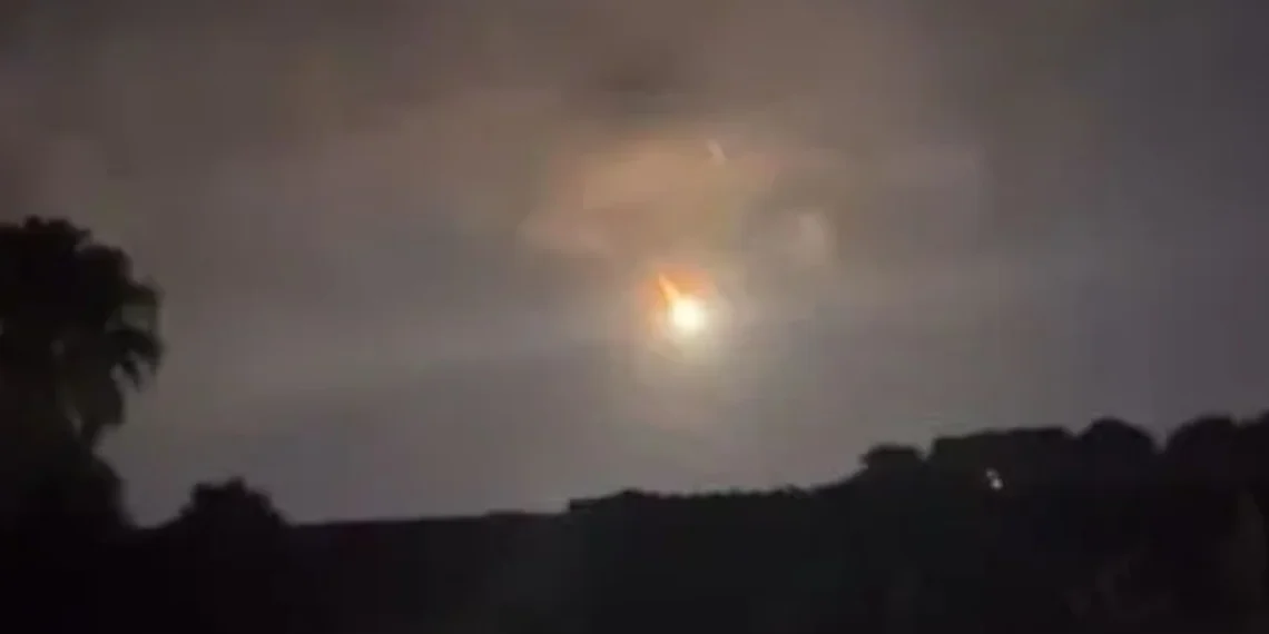¿Meteorito? Captan objeto luminoso en el cielo de Nuevo León