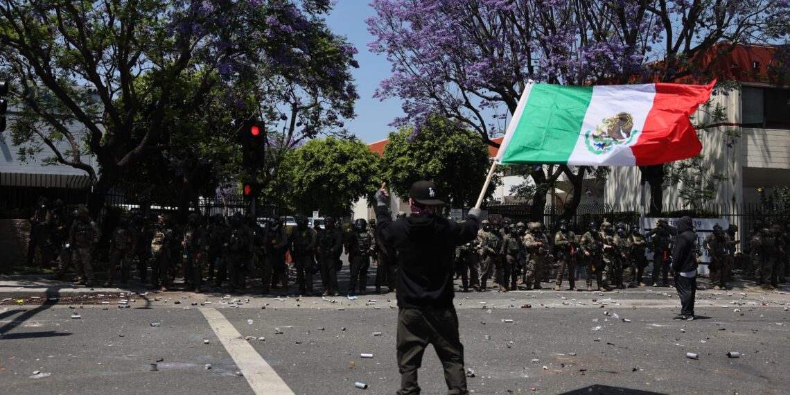 Sheinbaum condena violencia en Los Ángeles, California; pide a mexicanos no caer en provocaciones