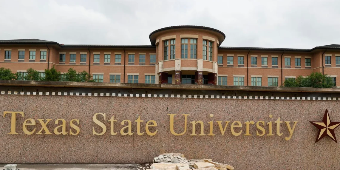 Texas ordena a sus universidades públicas identificar a estudiantes indocumentados