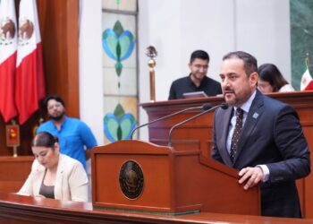 Uso de uniforme neutro en planteles educativos genera controversia en el Congreso