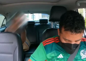 “Por eso se hacen ricos ustedes”: pasajera explota porque conductor le cobró 40 centavos