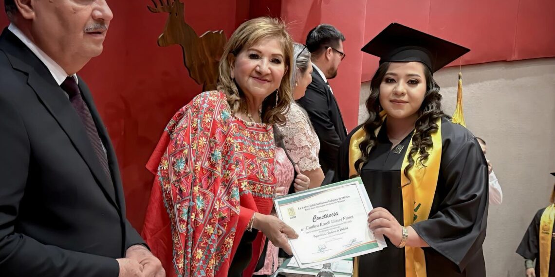 Reconoce Teresa Guerra esfuerzo académico en graduación de Ingeniería y Tecnología de la UAIM