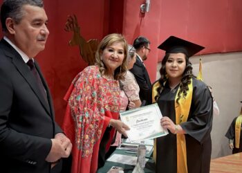 Reconoce Teresa Guerra esfuerzo académico en graduación de Ingeniería y Tecnología de la UAIM