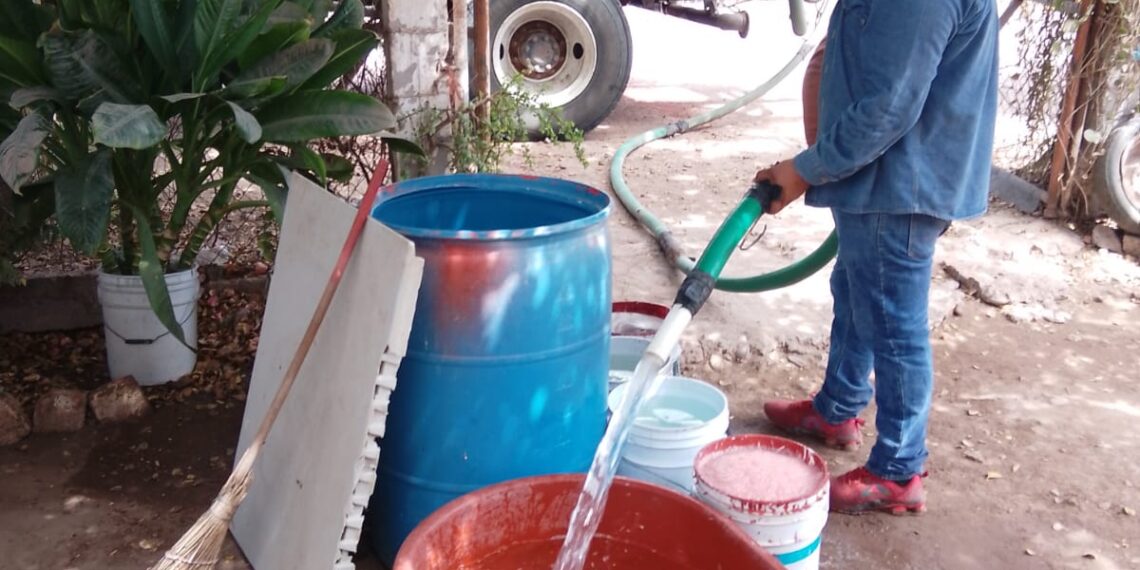 Suministran agua potable a comunidades rurales afectadas por la sequía en Ahome