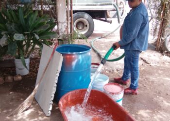 Suministran agua potable a comunidades rurales afectadas por la sequía en Ahome