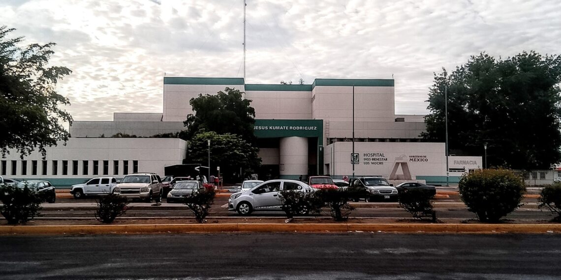 Muere hombre afuera del Hospital General de Los Mochis; Salud niega abandono