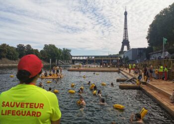 París reabre el río Sena al público para nadar, por primera vez en más de un siglo