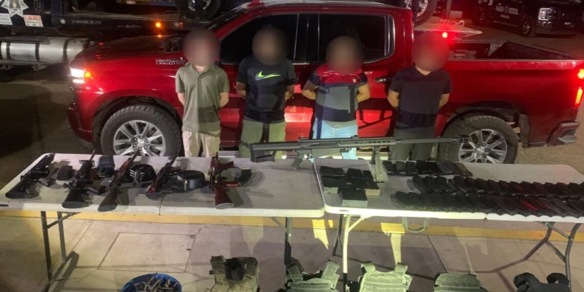 Elementos de seguridad asegura a 4 civiles, armas largas, cargadores, equipo táctico y 2 vehículos