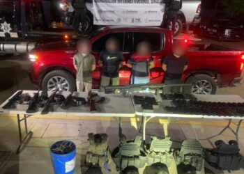 Elementos de seguridad asegura a 4 civiles, armas largas, cargadores, equipo táctico y 2 vehículos
