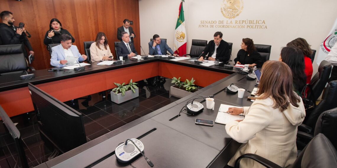 Senador Enrique Inzunza participa en reunión previa de legisladores de la 4T en el Senado