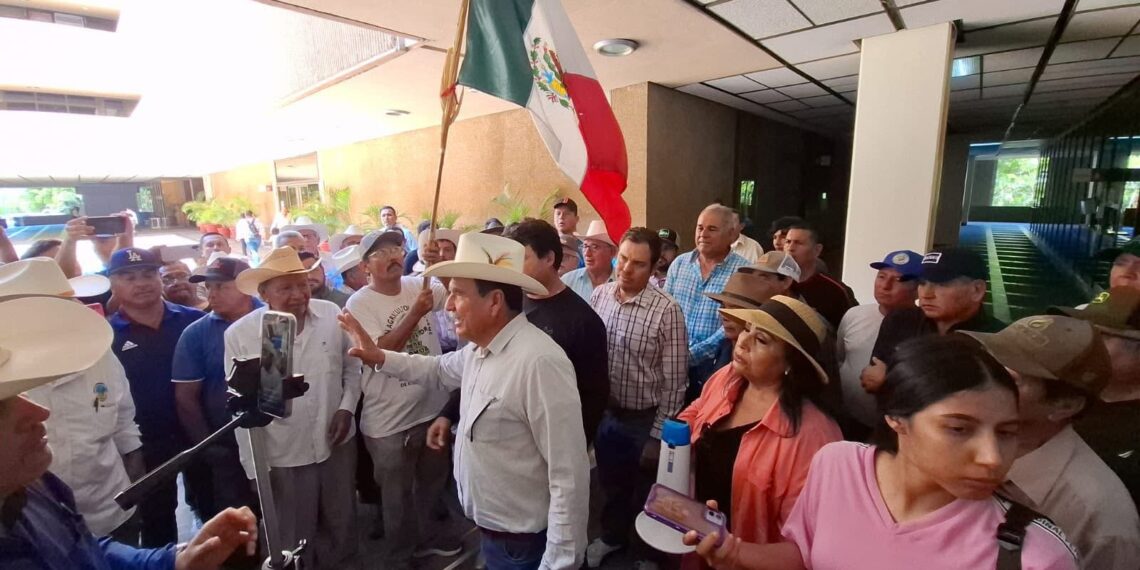 Productores agrícolas protestan en Palacio de Gobierno: exigen pago de apoyos pendientes