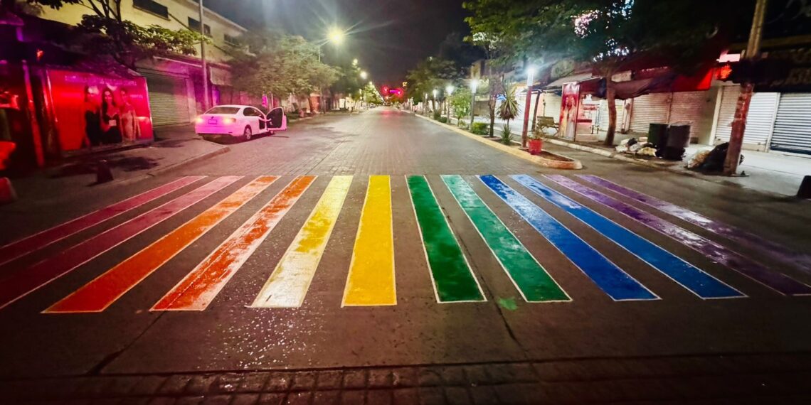 Comunidad LGBTQ+ de Los Mochis pinta un cruce peatonal de colores para celebrar la diversidad
