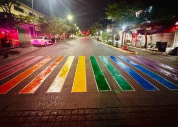 Comunidad LGBTQ+ de Los Mochis pinta un cruce peatonal de colores para celebrar la diversidad
