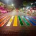 Comunidad LGBTQ+ de Los Mochis pinta un cruce peatonal de colores para celebrar la diversidad
