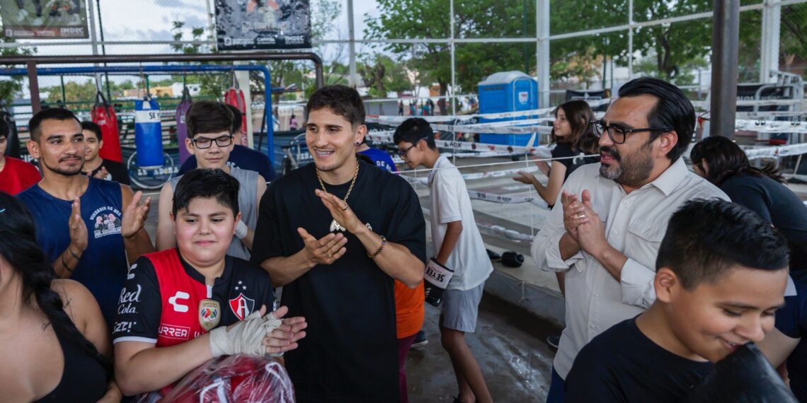Juan de Dios Gámez y Marco Verde dan mensaje motivacional a jóvenes deportistas en gimnasio de box “El Guillén”