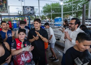 Juan de Dios Gámez y Marco Verde dan mensaje motivacional a jóvenes deportistas en gimnasio de box “El Guillén”