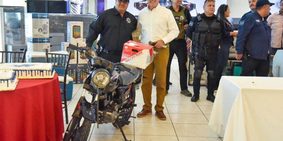 Alcalde Antonio Menéndez anuncia aumento salarial del 8% para policías de Ahome