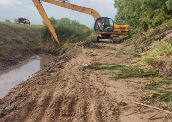Inician trabajos de desazolve del colector Bainoro en la colonia 12 de Agosto en Jahuara ll
