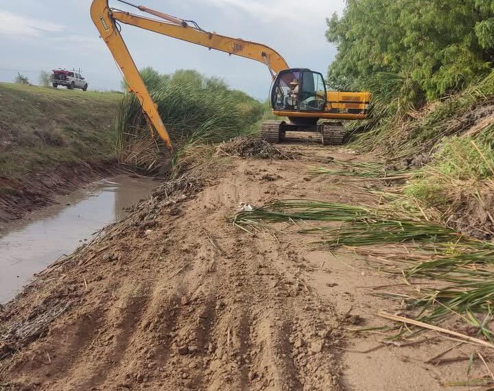 Inician trabajos de desazolve del colector Bainoro en la colonia 12 de Agosto en Jahuara ll