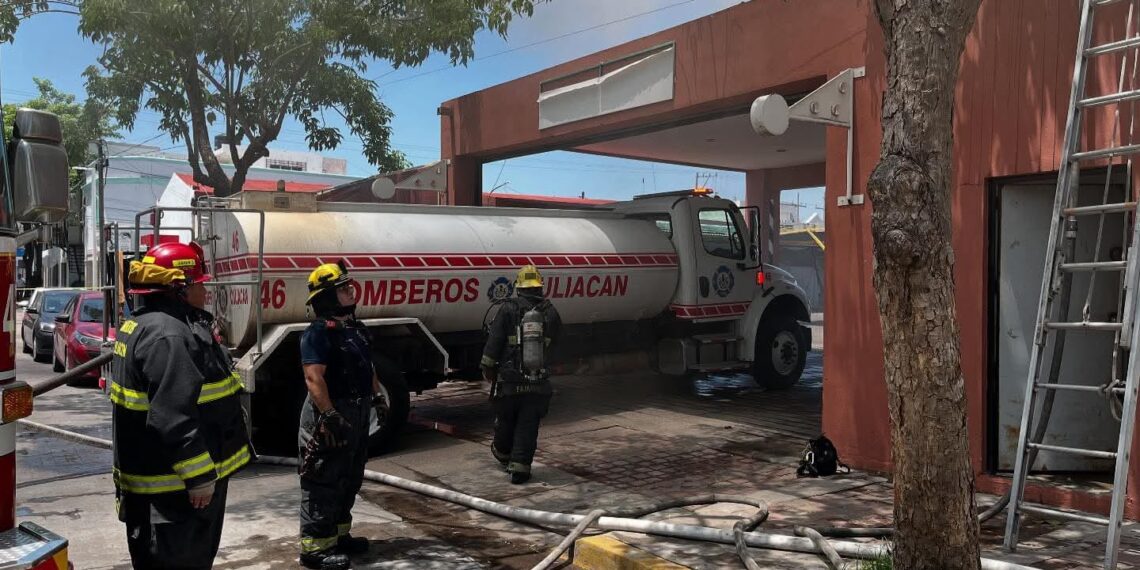 Atienden incendio en almacén del centro de Culiacán; Protección Civil coordina labores