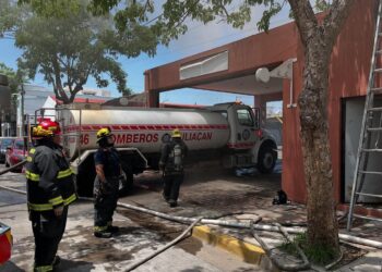 Atienden incendio en almacén del centro de Culiacán; Protección Civil coordina labores