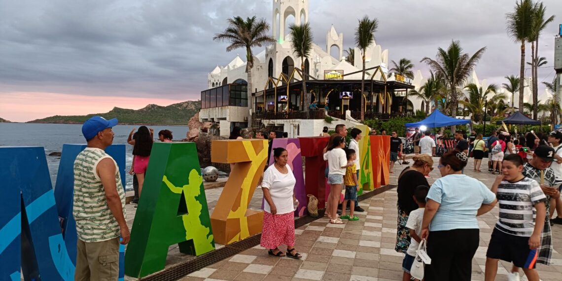 Miles de turistas viven el verano en Sinaloa