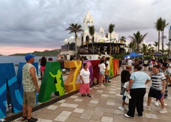 Miles de turistas viven el verano en Sinaloa