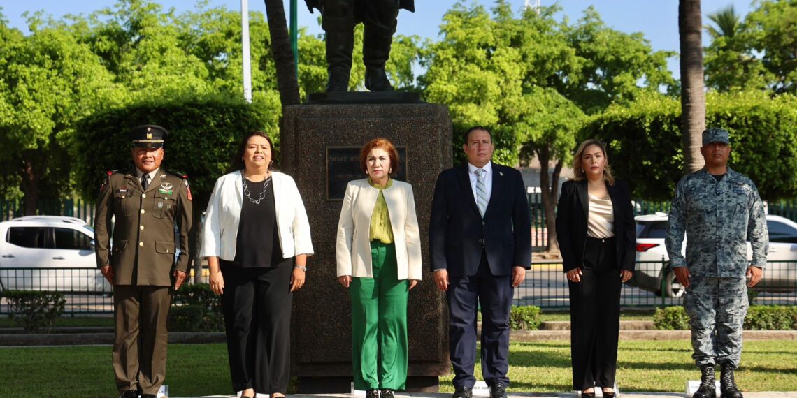 Encabeza secretaria de SEBIDES izamiento por el 214 aniversario de la muerte de Miguel Hidalgo y Costilla